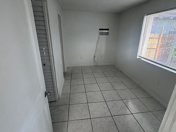 Bedroom with outdoor view to the Garden.