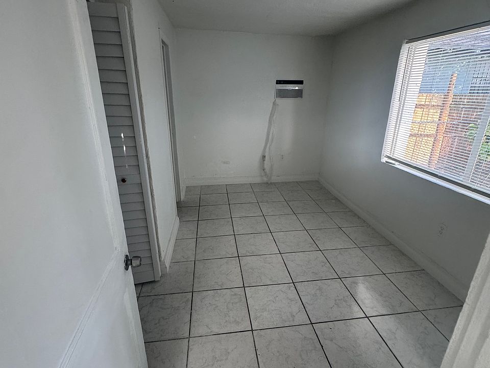 Bedroom with outdoor view to the Garden.