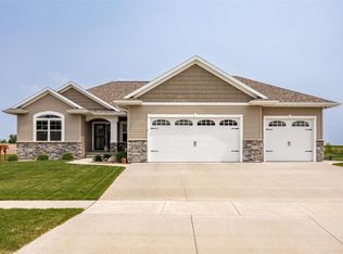 1216 Hickory Ridge Dr, Marion, IA 52302