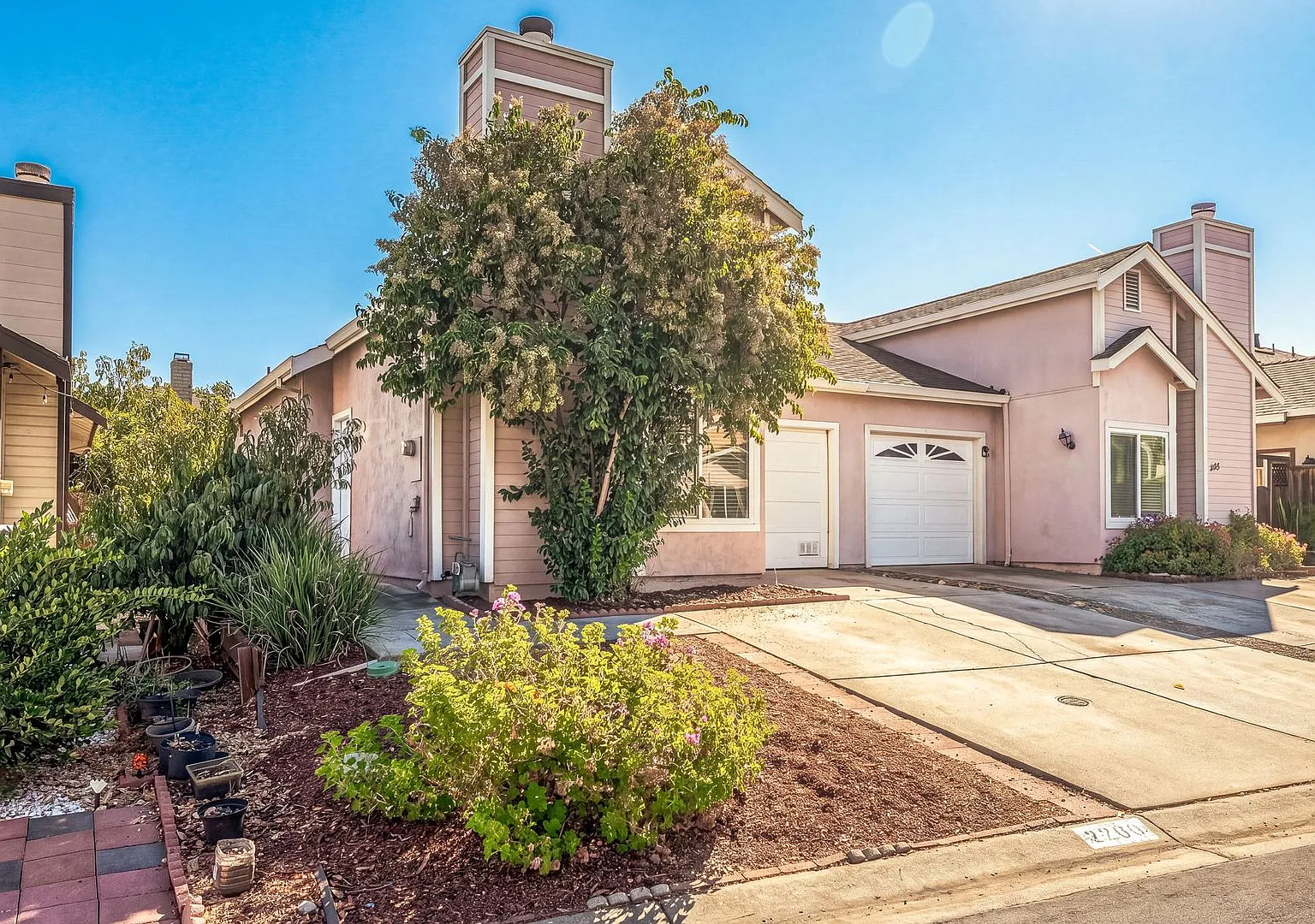 Spacious 3-Bedroom Townhouse in the Aborn/Evergreen Area $3,800/Month — Photo 2