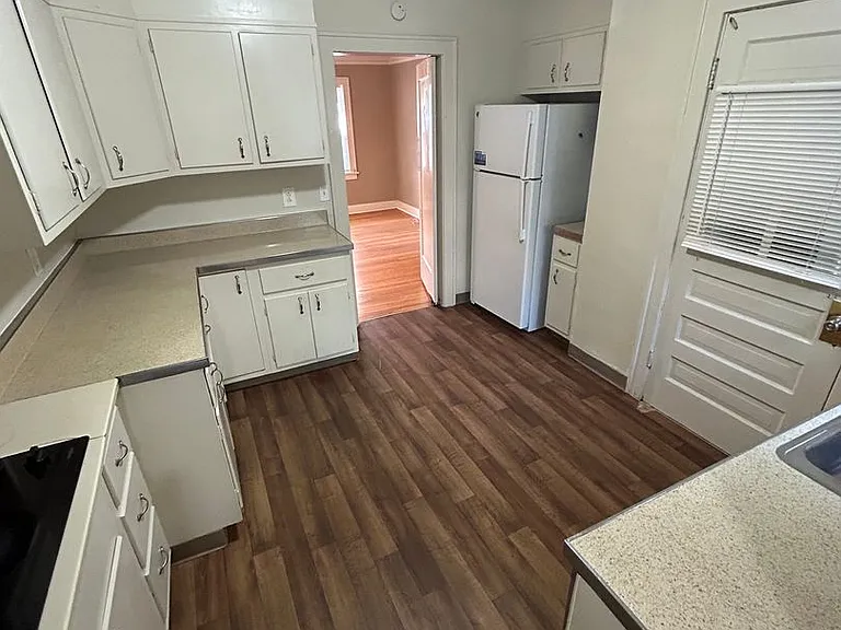 5446 Charlotte St — Photo 11
