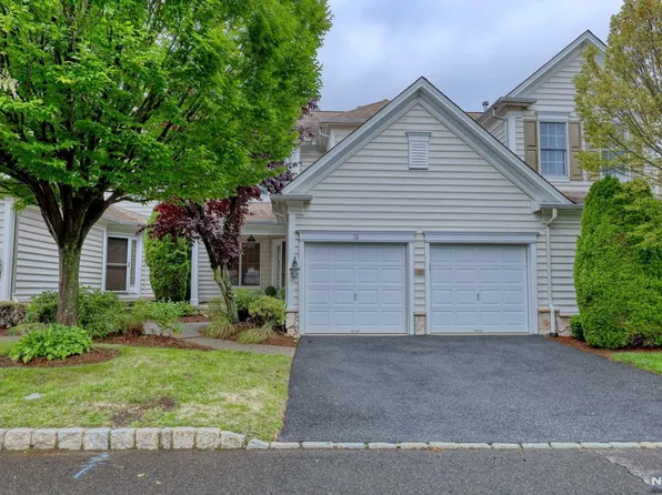 70 Mulberry Ct, Paramus, NJ 07652