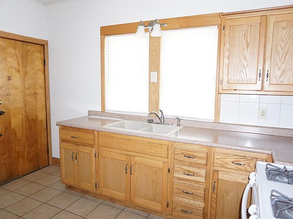 4th image of 2126 Lincoln Way W
