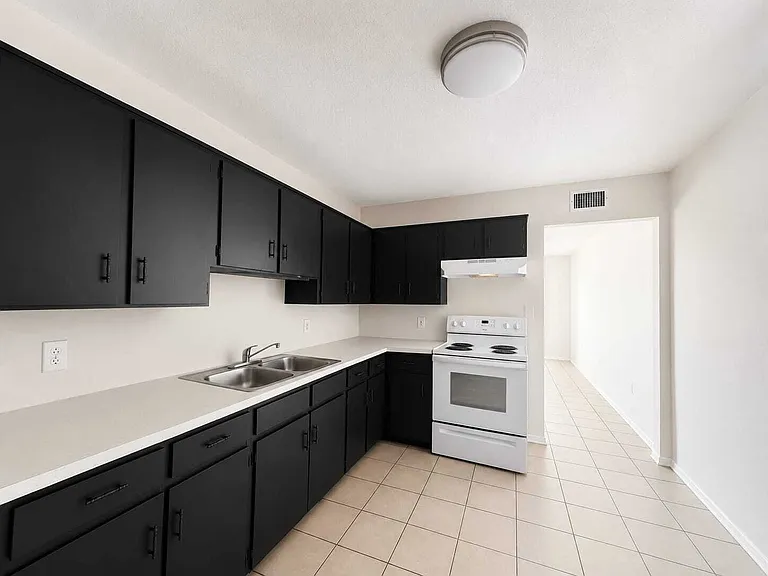 1811 Perkins Ave — Photo 4