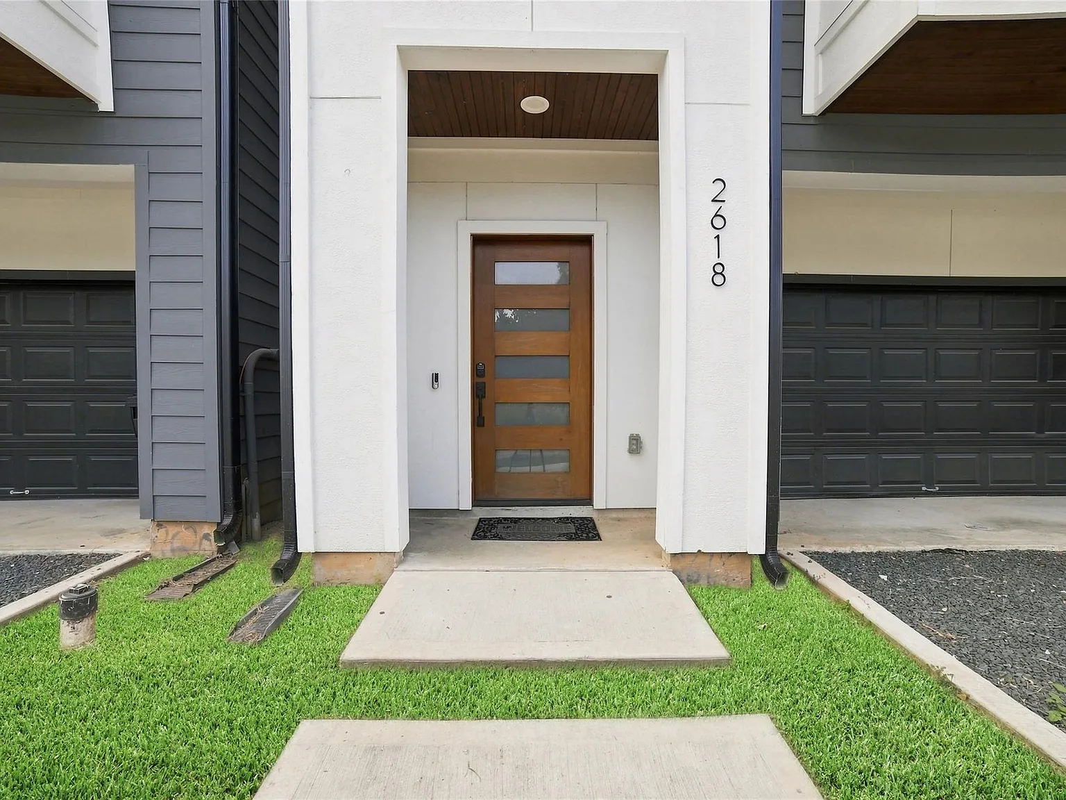 3 bed, 3.5 bath, 2274 sqft, $3,200 — Photo 3