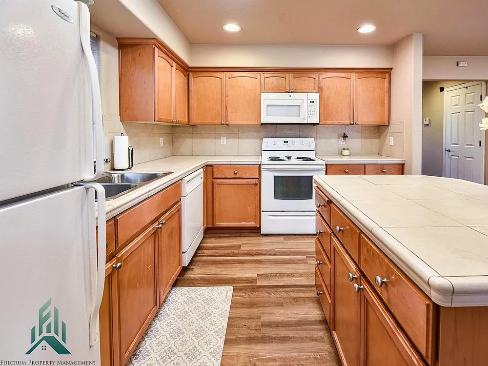 3 bed, 2.5 bath, 1438 sqft, $800 — Photo 3