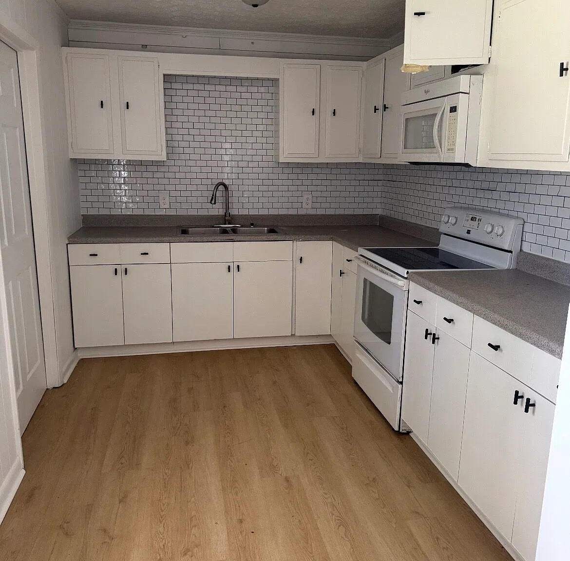 2 bed, 1.0 bath, 3712 sqft, $1,400 — Photo 3