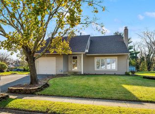 7 Eisenhower Ln, Sicklerville, NJ 08081