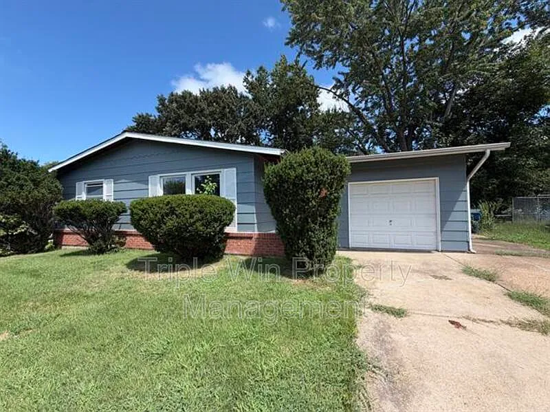 4 bed, 2.0 bath, 1352 sqft, $2,050 — Photo 2