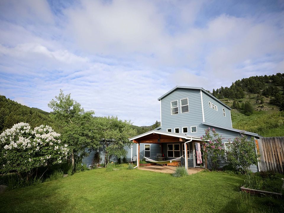Front Yard of Love M - Situated on 12 acres with O'Rea Creek on the property.