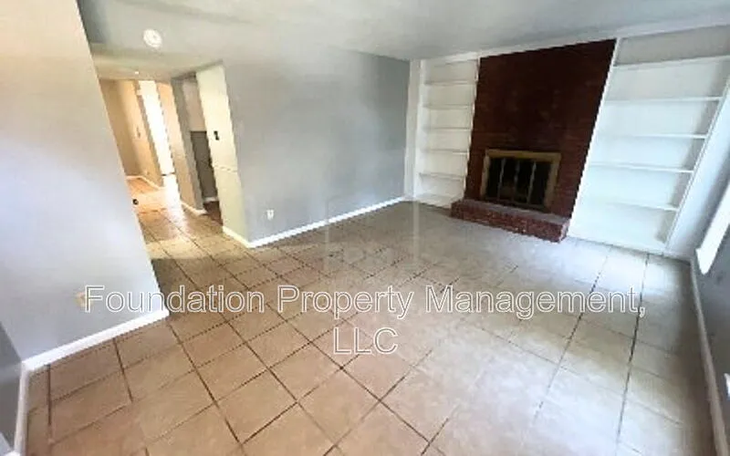 3 bed, 2.0 bath, 1685 sqft, $1,350 — Photo 3