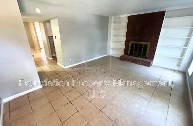 1317 Royal Oaks Cv — Photo 3