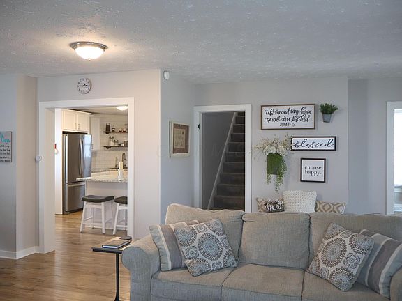 4th image of 484 E Main St