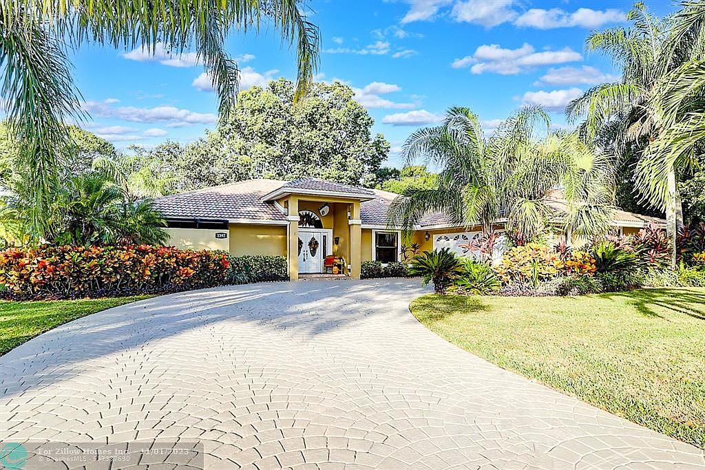 1392 SW Bent Pine Cv