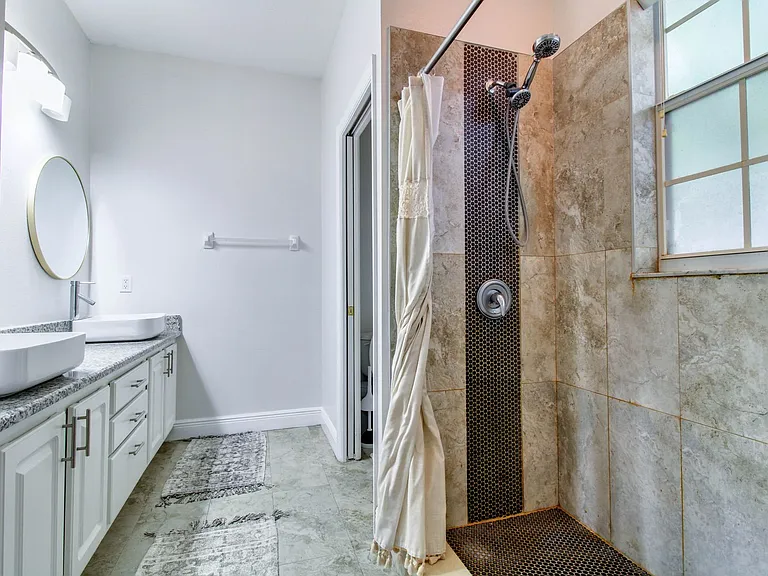 1207 E Esther St — Photo 8