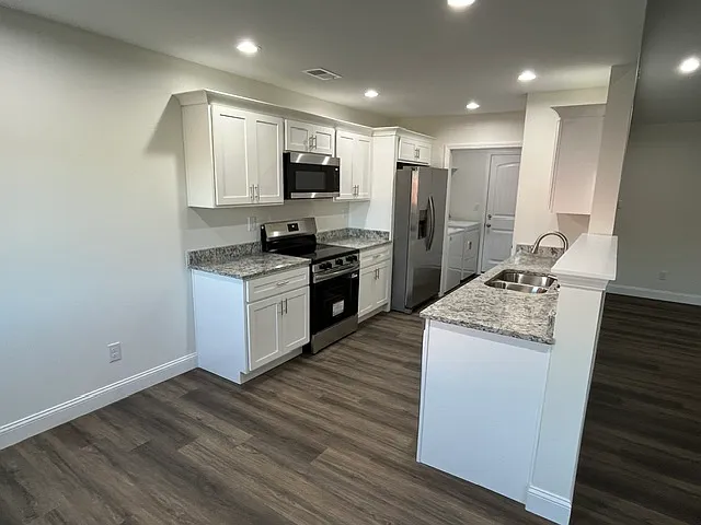 3 bed, 1298 sqft, $2,200 — Photo 3