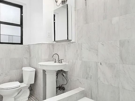 4th image of 245 W 51st St APT 612