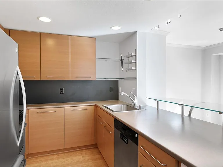 1420 E Pine St #E202 — Photo 13
