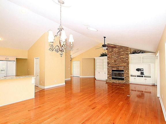 5th image of 40 Renwick Dr