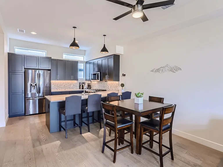 1581 N Perry St — Photo 8