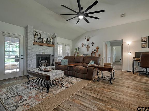 5th image of 127 Clubview Dr