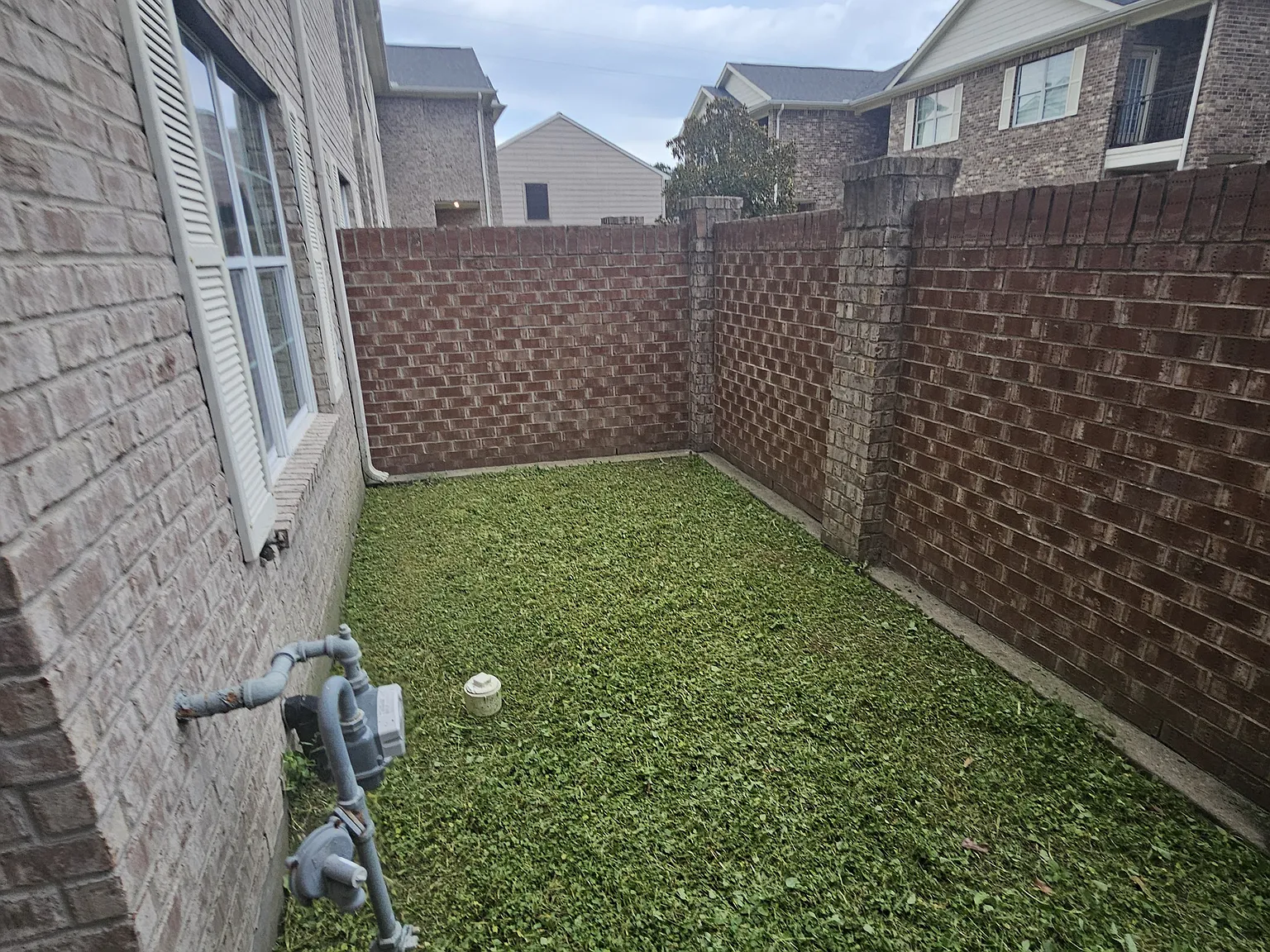 3 bed, 2.5 bath, 1900 sqft, $2,100 — Photo 3