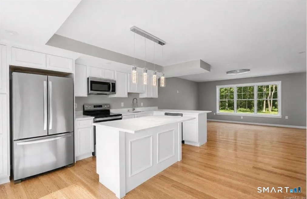 4 bed, 3.5 bath, 2500 sqft, $2,950 — Photo 2