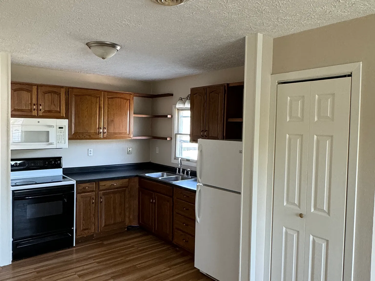2 bed, 900 sqft, $1,100 — Photo 2