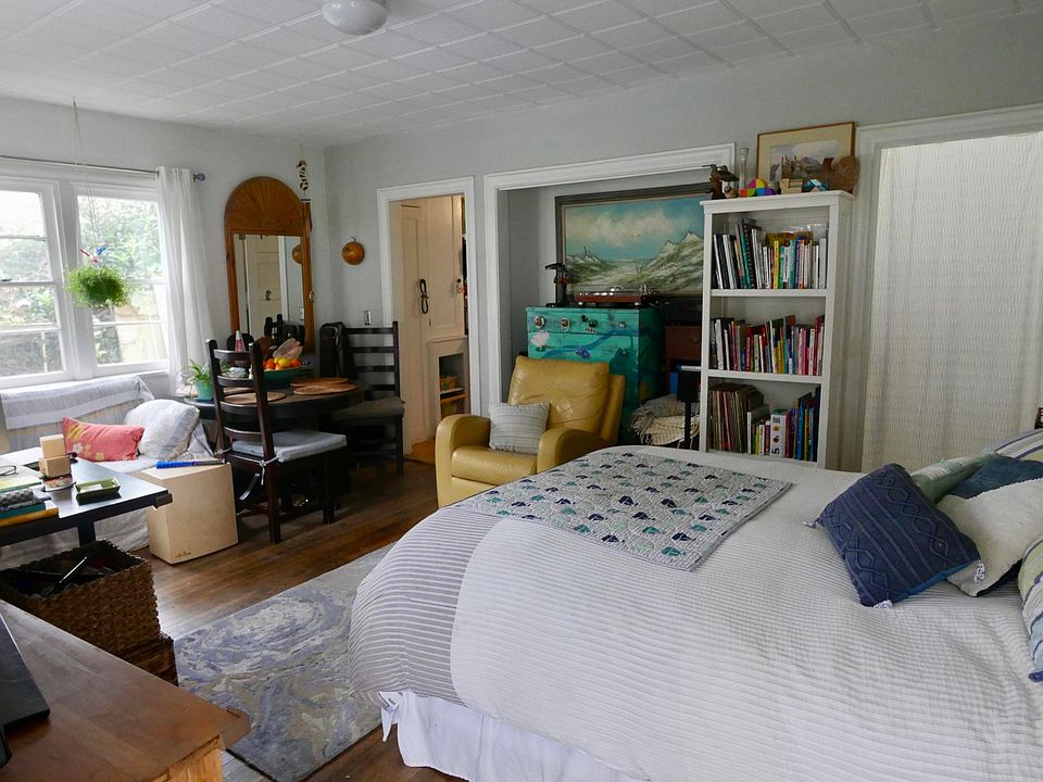 2nd image of 44 Hurst St
