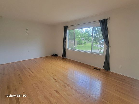 3rd image of 512 S Kings Point Rd