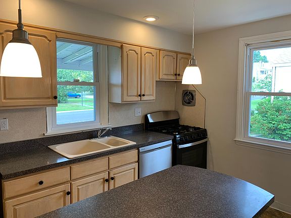 3rd image of 105 Lexington Dr