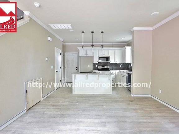 3rd image of 878 W Hughes St