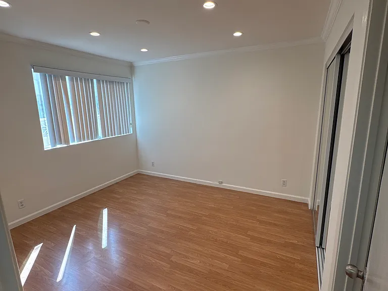 1280 S Barrington Ave #10 — Photo 12