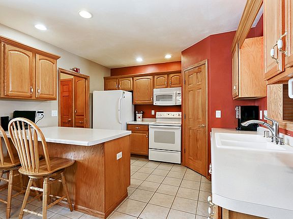 Spacious kitchen w/snack bar