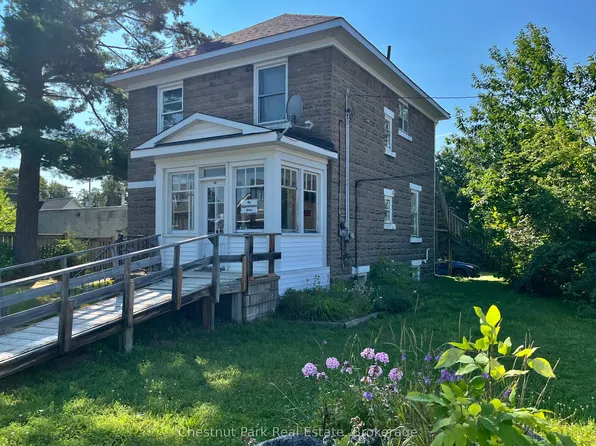 151 Royal St, Gravenhurst, ON P1P 1H5