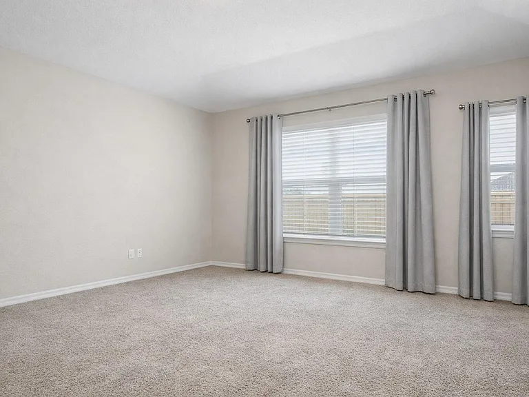 1018 Sycamore Dr — Photo 9