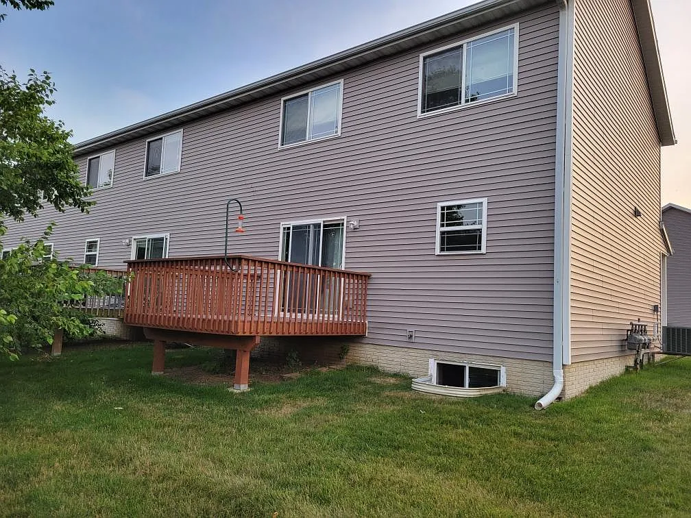 4 bed, 3.5 bath, 2067 sqft, $2,000 — Photo 2