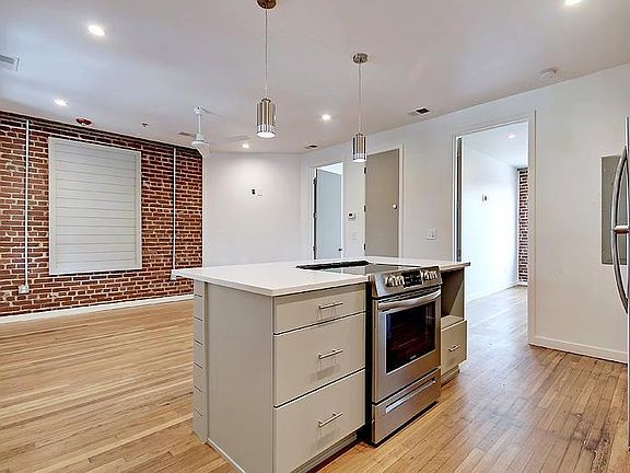 4th image of 2000 Reynolds Ave #203