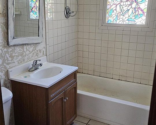 4th image of 2335 SW Tulane Ave
