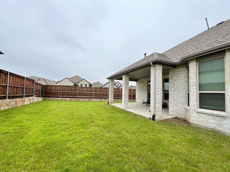 2410 Doncaster Dr — Photo 21