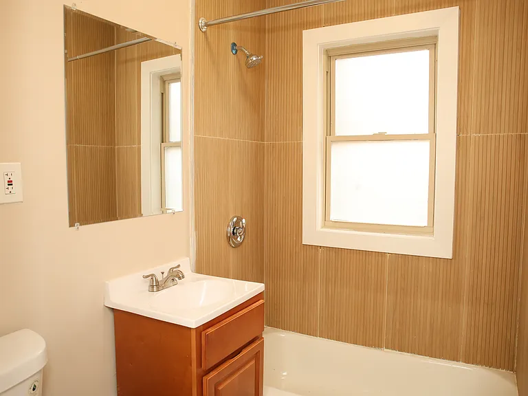 Noble Tudor Apartments — Photo 11