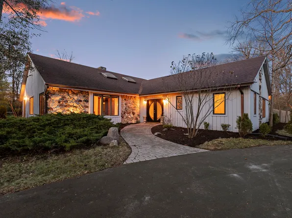 400 Thornvalley Rd, Lake Bluff, IL 60044