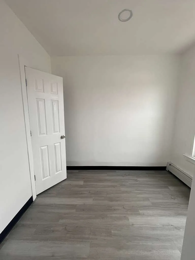 3 bed, $1,900 — Photo 2
