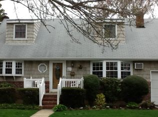 7 Commonwealth Ave, Massapequa, NY 11758