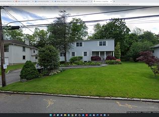 6 Hemsley Ln, Great Neck, NY 11023