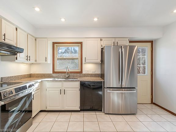5th image of 455 E Granville Ave