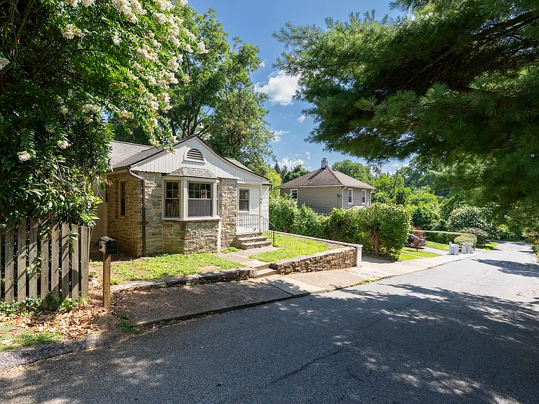 1708 Willow Ave — Photo 3