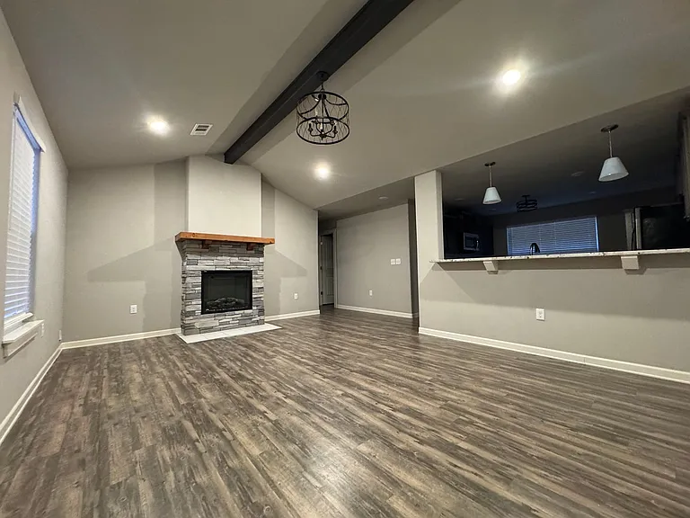 1707 SE K Pl — Photo 3