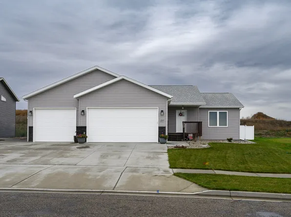 2997 Armstrong St, Bismarck, ND 58504