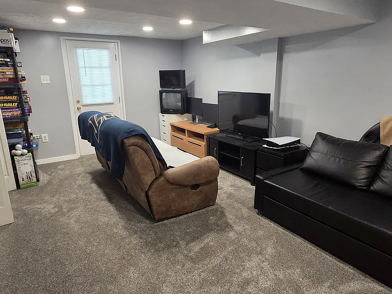 117 Huron Dr — Photo 18